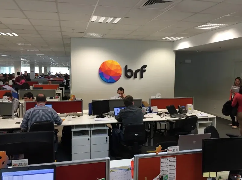 Marca BRF em destaque na área de trabalho