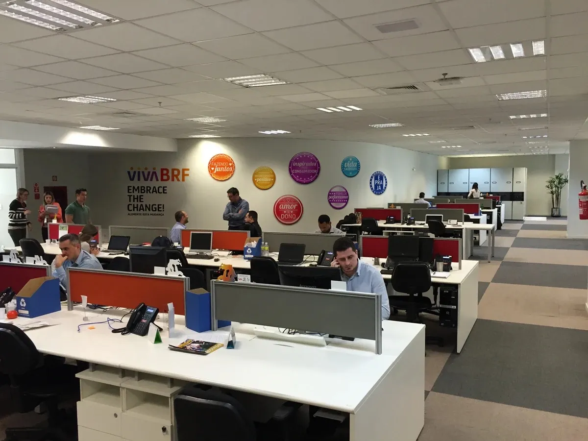 A assinatura no centro da área de trabalho, entre os selos