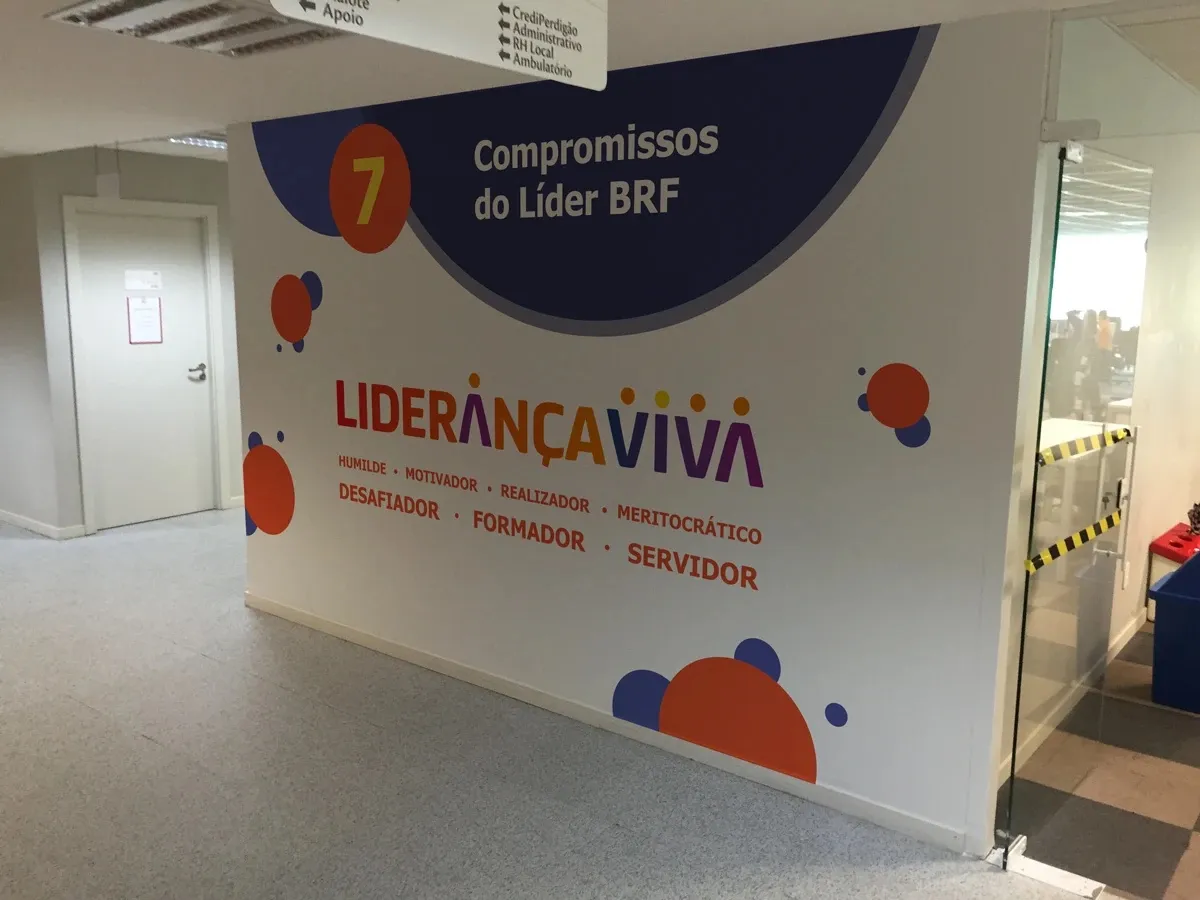 Os 7 compromissos do líder, junto à sinalização de áreas