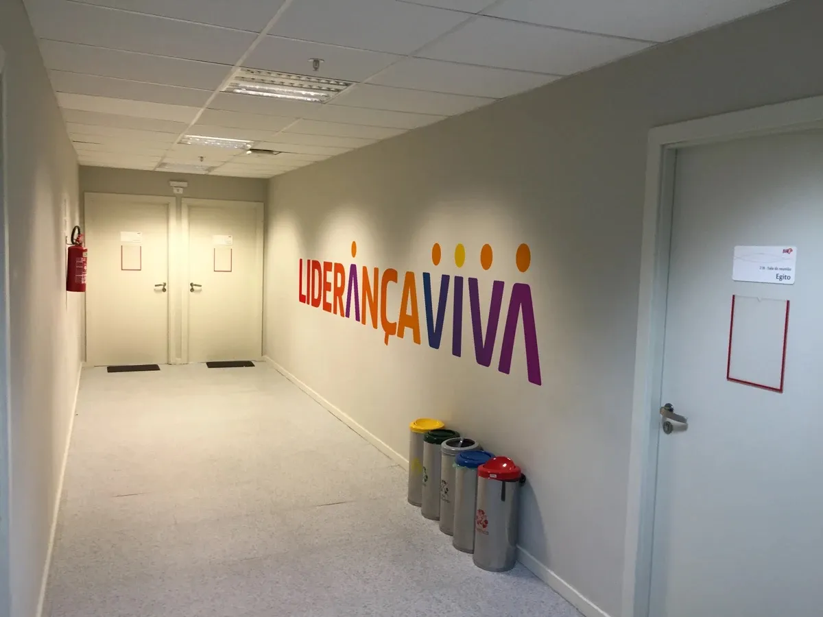 Corredor das salas de reunião: Liderança Viva