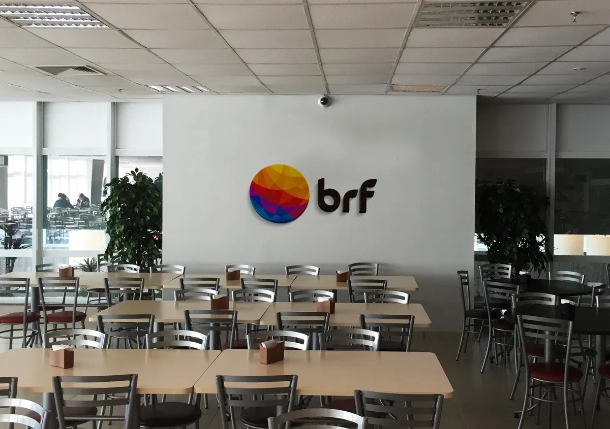 Refeitório: a marca BRF em relevo